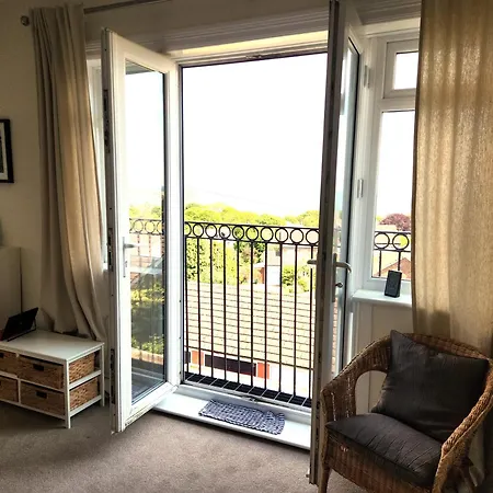 80 Filey Road - 2 Bed First Floor With Sea Views And Parking *