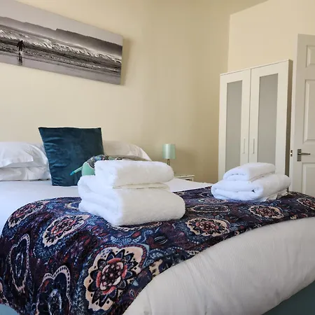 80 Filey Road - 2 Bed First Floor With Sea Views And Parking Apartment