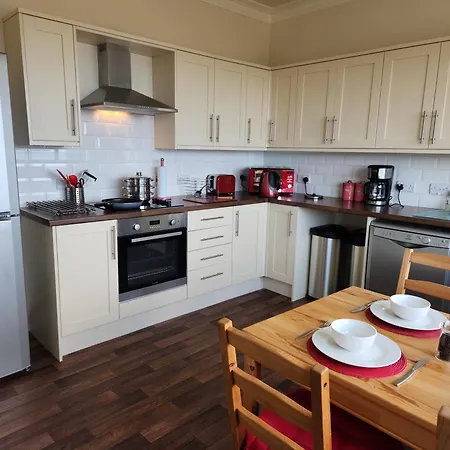 Apartment 80 Filey Road - 2 Bed First Floor With Sea Views And Parking
