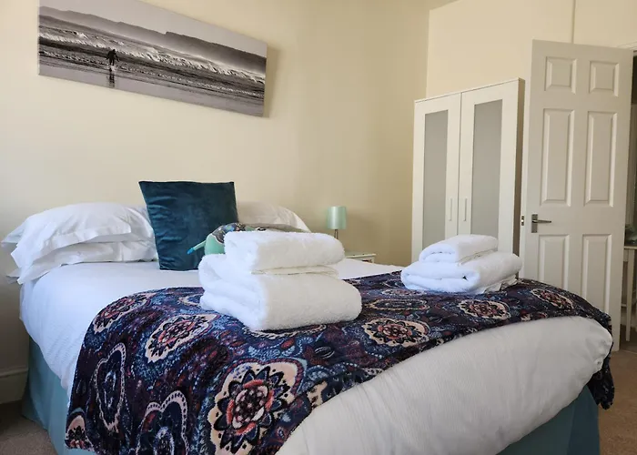 80 Filey Road - 2 Bed First Floor With Sea Views And Parking Apartment