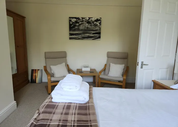 Apartment 80 Filey Road - 2 Bed First Floor With Sea Views And Parking