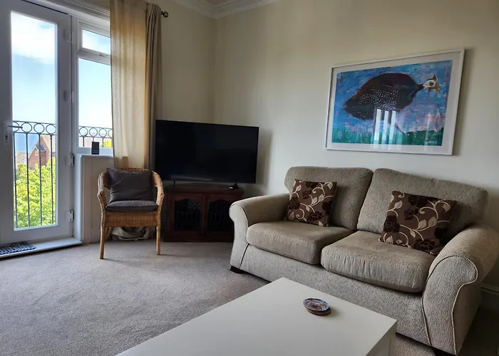 80 Filey Road - 2 Bed First Floor With Sea Views And Parking Apartment *