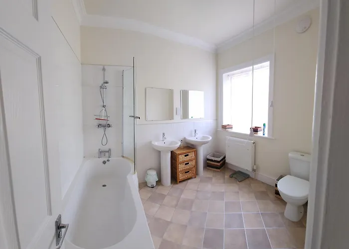 Apartment 80 Filey Road - 2 Bed First Floor With Sea Views And Parking *