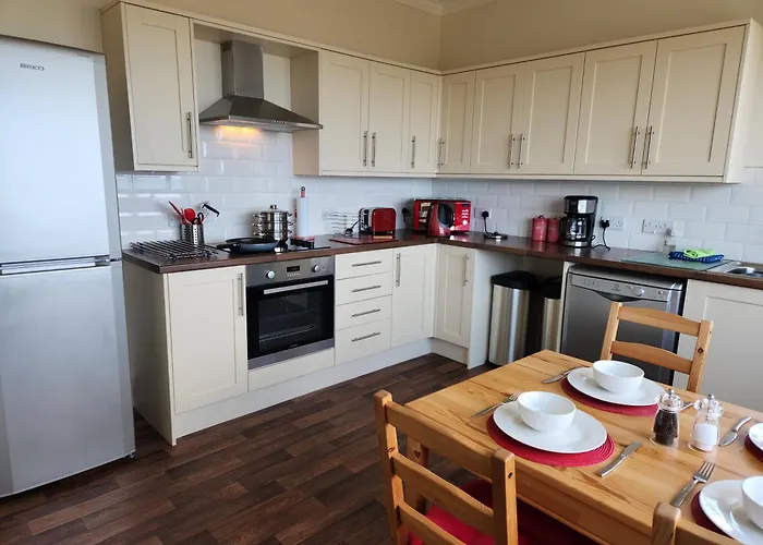 Apartment 80 Filey Road - 2 Bed First Floor With Sea Views And Parking