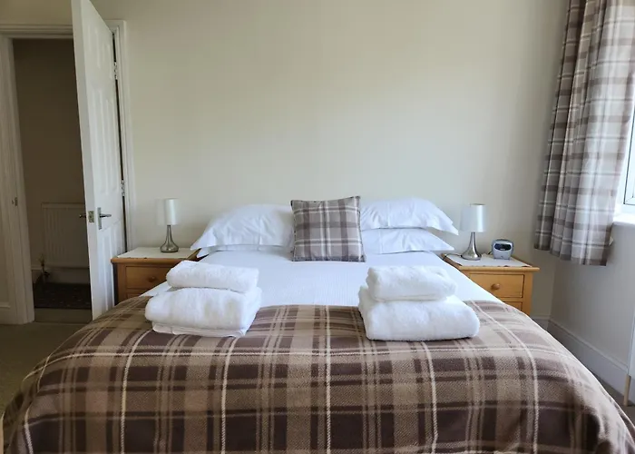 80 Filey Road - 2 Bed First Floor With Sea Views And Parking Apartment *