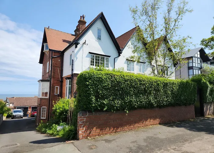 Apartment 80 Filey Road - 2 Bed First Floor With Sea Views And Parking Scarborough