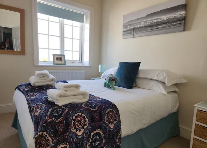 80 Filey Road - 2 Bed First Floor With Sea Views And Parking Apartment