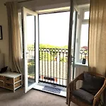 80 Filey Road - 2 Bed First Floor With Sea Views And Parking *